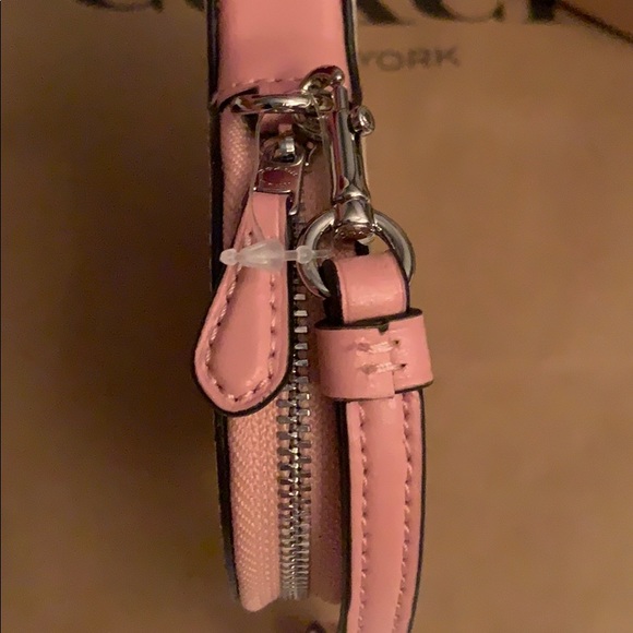 LAST ONE🎉HP🥳 COACH Jumbo Heart Shaped Wristlet - Picture 3 of 8